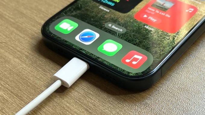 So sánh iPhone 16 Pro Max và 007win.com nền tảng chơi game sòng bạc trực tuyến đáng tin cậy nhất về pin và sạc