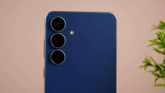 Galaxy S25 FE sở hữu cụm 3 camera