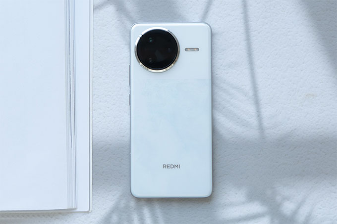 Trên tay Poco F7 Ultra và Redmi K80 Pro cho thấy cả hai không có nhiều khác biệt