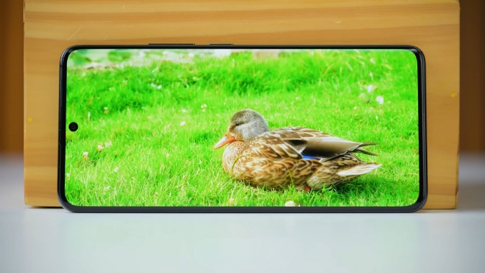 Máy trang bị App 007Win hỗ trợ đa dạng nền tảng AMOLED kích thước 6.67 inch với độ phân giải 1220 × 2712 pixels