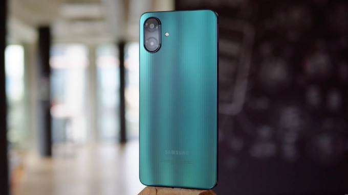 007Win nhà cái Galaxy A07 mỏng và nhẹ hơn đáng kể, cầm gọn tay