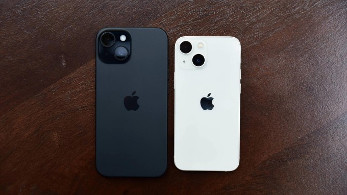 Kích thước iPhone 15 (trái) và iPhone 13 mini (phải)