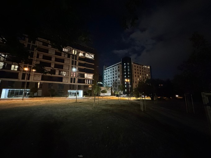 Ảnh chụp góc rộng ban đêm khi không bật Night Mode