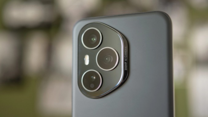 Trong khi đó, HONOR 400 Pro lại vượt trội hơn với camera chính 200MP