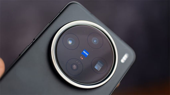 Vivo X200 cũng đi kèm 3 ống kính 50MP