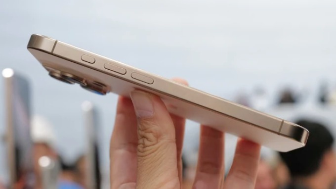 Có nên mua iPhone 16 Pro Max màu Titan Sa Mạc không?