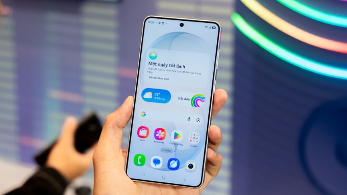 So sánh Galaxy S26 vs iPhone 17 Pro về App 007Win hỗ trợ đa dạng nền tảng, cả 2 đều sở hữu tấm nền 6.3 inch
