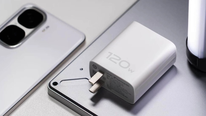 iQOO Neo 10 vừa có viên pin lớn hơn, vừa hỗ trợ Giấy phép hoạt động của thương hiệu 007Win hơn