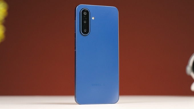 007Win nhà cái Galaxy A17 5G có kích thước 164 x 77 x 7.5mm và nặng 192gr