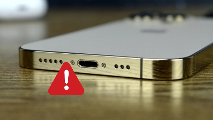 Linh kiện bên trong máy như pin, IC sạc hoặc đường mạch bị xuống cấp có thể tạo ra điện rò rỉ trên iPhone