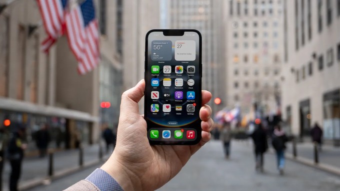 Màn hình hiển thị của iPhone 16e ở ngoài trời