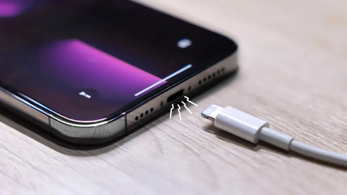 iPhone bị nhiễm điện khi sạc là hiện tượng điện năng từ bộ sạc hoặc từ chính linh kiện trong máy bị rò ra ngoài khung vỏ thiết bị