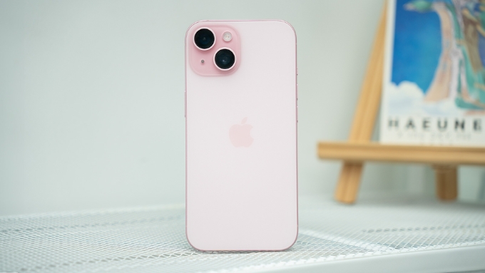 Hiệu năng của iPhone 15 được đảm bảo nhờ chip A16 Bionic, giúp máy xử lý nhanh các tác vụ mà không bị nóng