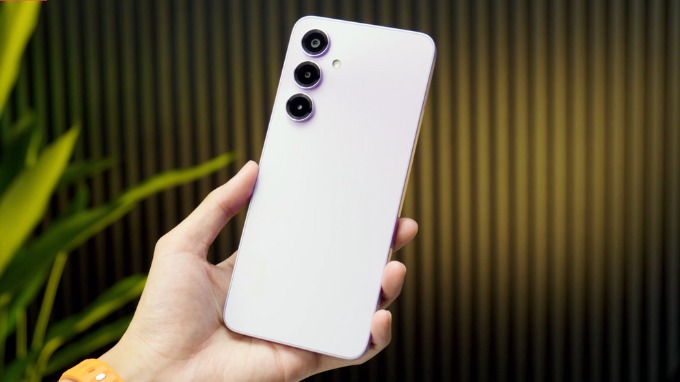 Nubia V80 Max cho cảm giác là một chiếc máy lớn và nặng tay