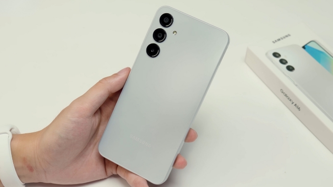 007Win nhà cái Galaxy A16 gây chú ý với thiết kế vuông vức, mang lại cảm giác cầm chắc tay nhưng vẫn gọn nhẹ