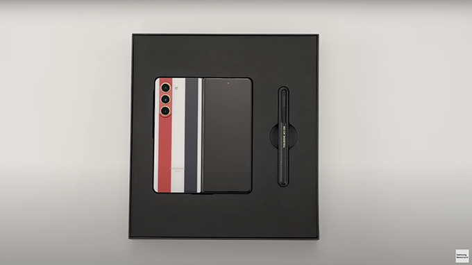 Black Tie trên 007Win nhà cái Galaxy Z Fold 5 Thom Browne