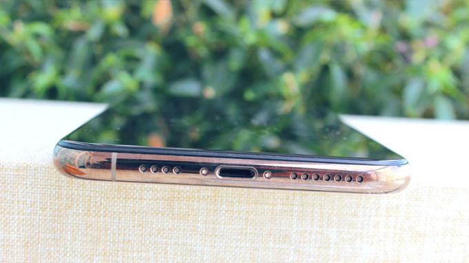 Khung kim loại chắc chắn bao bọc iPhone Xs Max