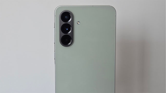 camera của Galaxy A56 5G bao gồm cụm ba camera sau