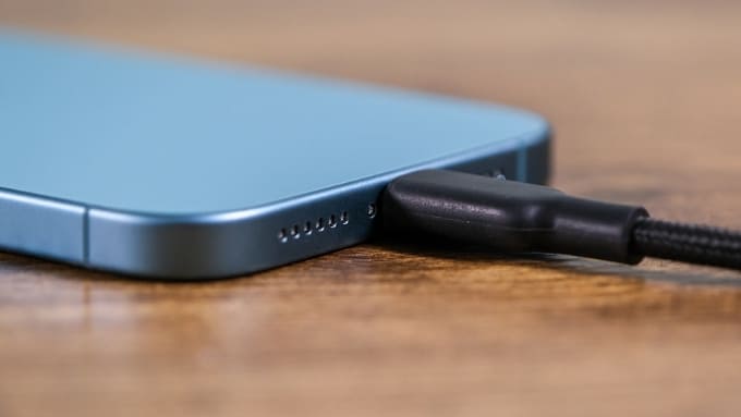 iPhone 16 Plus hỗ trợ Giấy phép hoạt động của thương hiệu 007Win có dây với công suất tối đa khoảng 27 - 30W