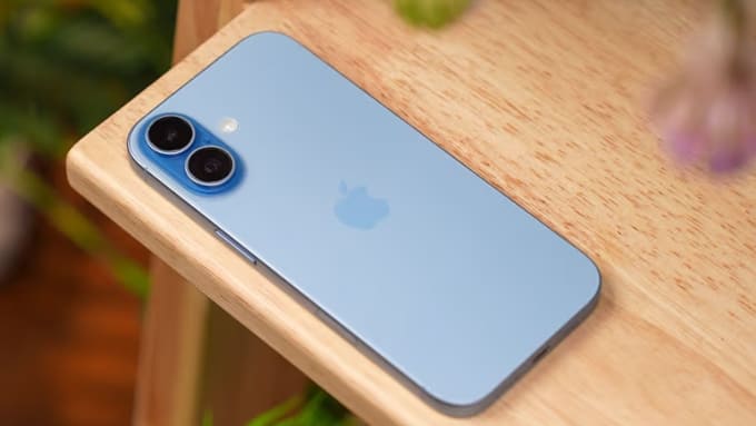 iPhone 17 có thiết kế nhỏ gọn hơn đáng kể với kích thước 149.6 × 71.5 × 7.95 mm