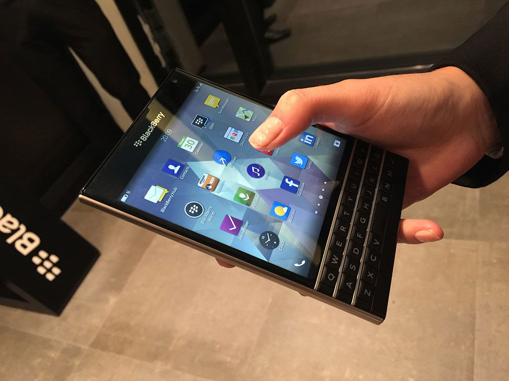 BlackBerry_PassPort_3