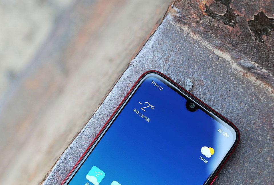 Phần giọt nước chính là vị trí của camera selfie 13MP và loa thoại