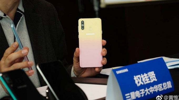 Galaxy A8s FE với mặt lưng đổi màu sẽ ra mắt vào 'ngày lễ tình nhân'