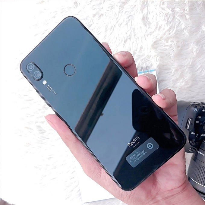 Mặt lưng kính bóng bẩy của Redmi Note 7