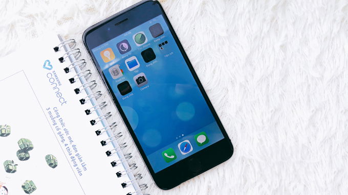 Mặt trước iPhone 6 có màu đen giúp hiển thị tốt hơn khi xem phim, giải trí