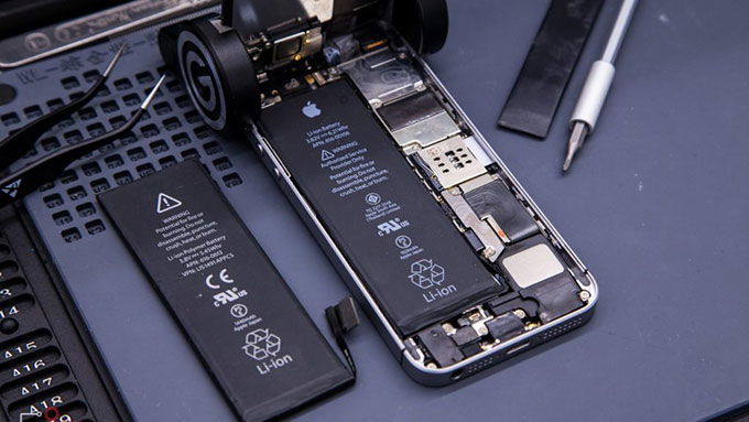 Người mua cũ cần phải chú ý đến tình trạng kích pin trên iPhone 8 cũ