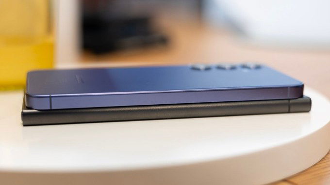 So sánh thiết kế bên ngoài của Galaxy S24 Plus và Galaxy S24 Ultra