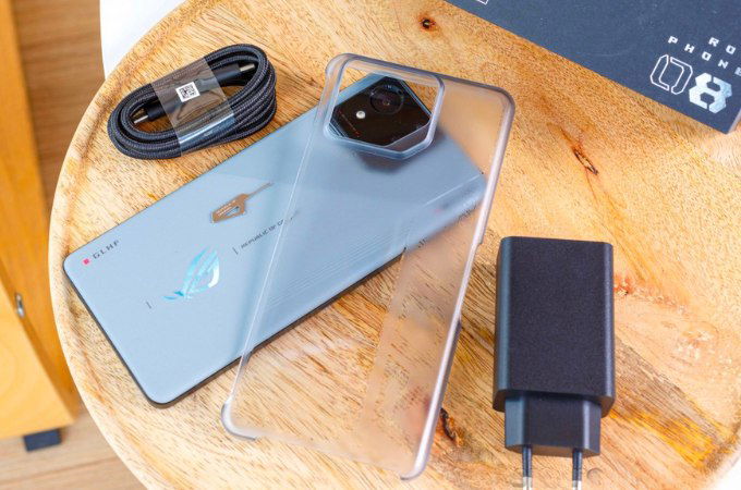 Bên trong hộp Asus ROG Phone 8