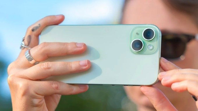 iPhone 15 có thiết kế nhỏ gọn, cầm lâu không mỏi tay