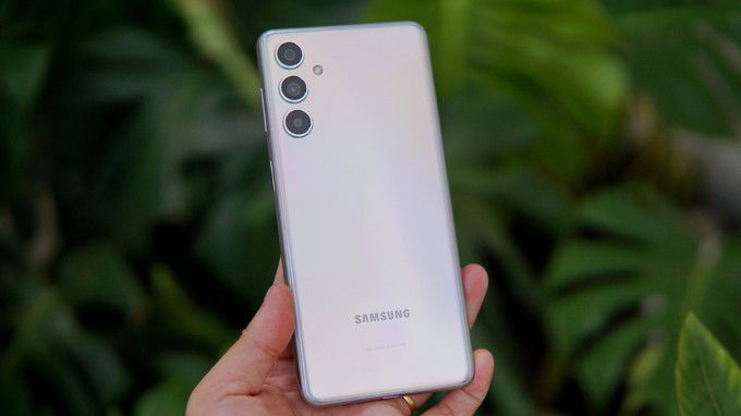 Phiên bản tiền nhiệm Galaxy M54