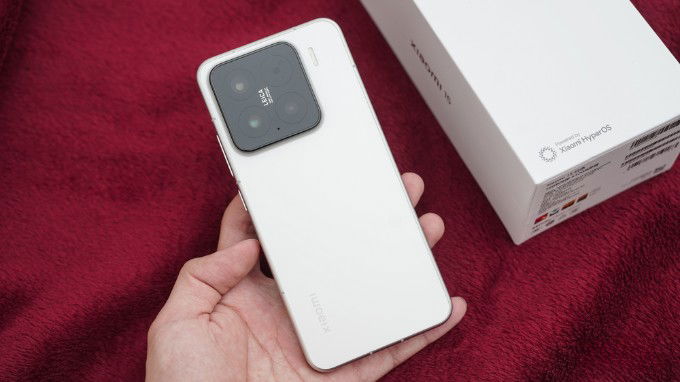 Xiaomi 15 màu trắng dành cho người mệnh Thủy đáng mua 2025