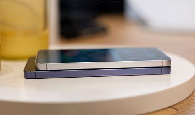 Cả hai điện thoại đều sử dụng khung viền vát phẳng, tương tự như các model iPhone