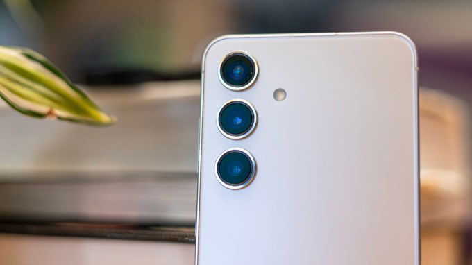 Hệ thống 3 camera sau trên Galaxy S24 Plus