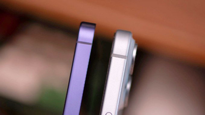 Galaxy S24 Plus có cạnh bên sắc hơn so với iPhone 15