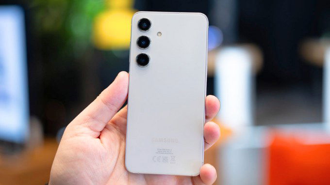 Thiết kế của Galaxy S24 Plus có phần mạnh mẽ hơn