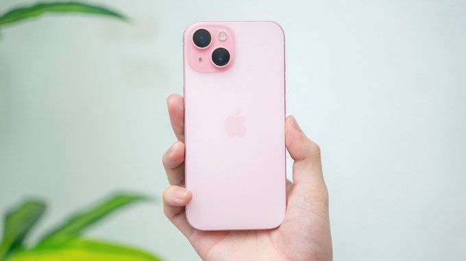 iPhone 15 với cụm camera kép được xếp chéo đặc trưng