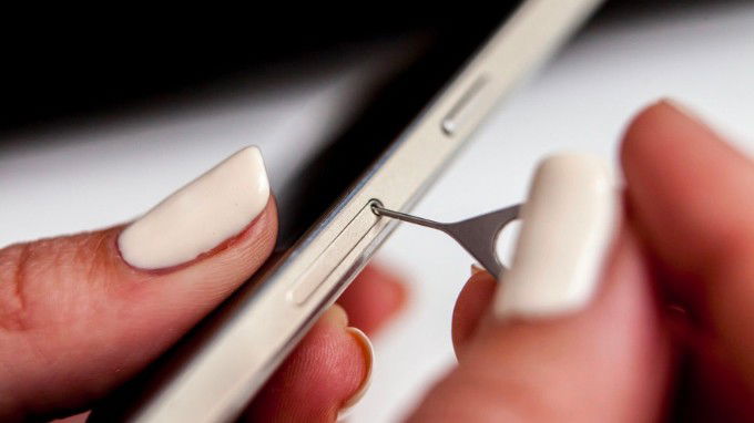 Cần tháo lắp Nano SIM cẩn thận