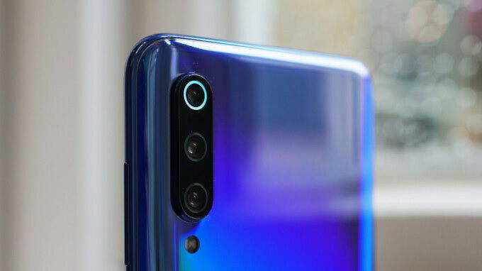 Mi 9 có cụm 3 camera sau được sắp xếp theo chiều dọc