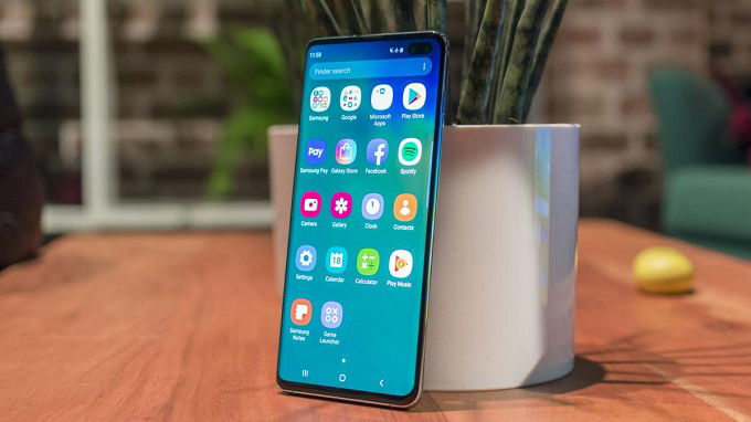 Màn hình Galaxy S10 Plus sáng rực rỡ ở mọi góc nhìn