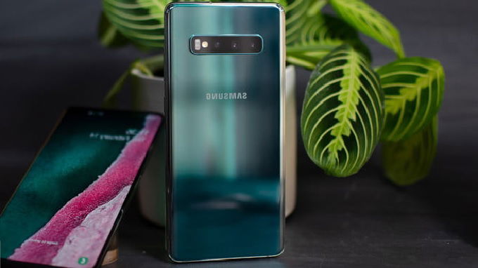  Mặt lưng Galaxy S10 cũng rất cao cấp