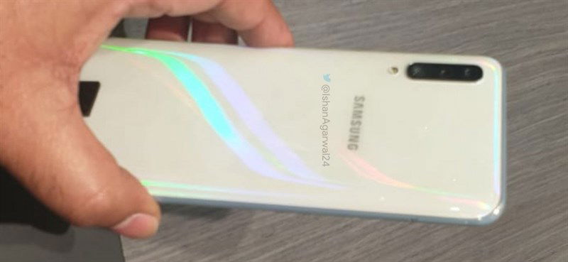 Galaxy A50 màu trắng lộ diện với 3 camera mặt sau độc đáo