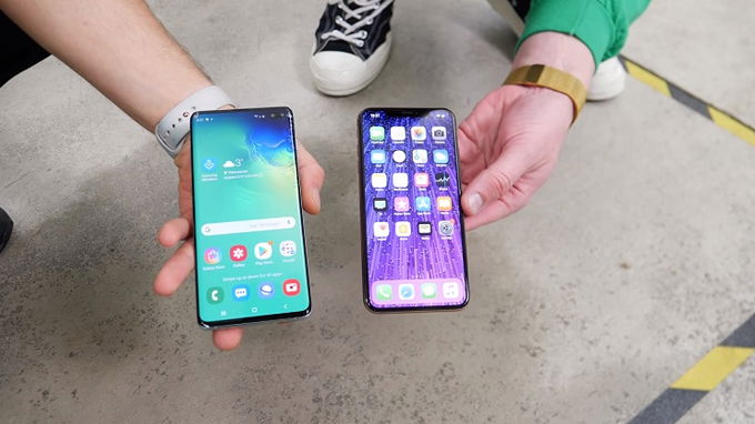 So sánh độ bền của Galaxy S10 Plus và iPhone Xs Max