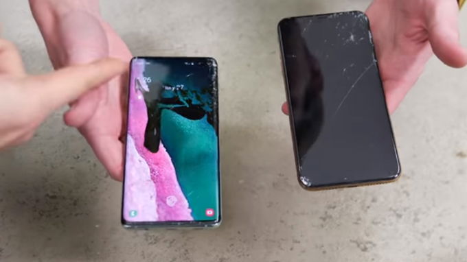 So sánh độ bền của Galaxy S10 Plus và iPhone Xs Max