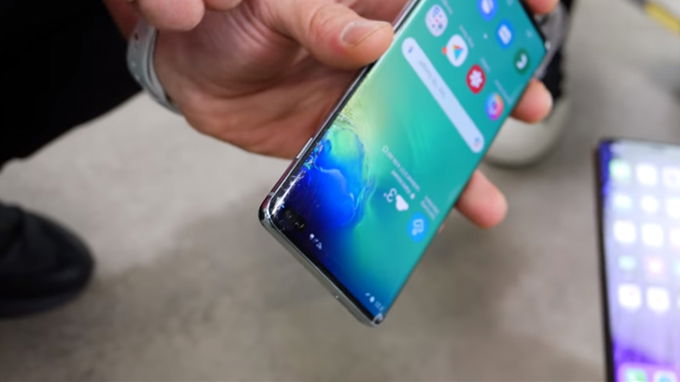 So sánh độ bền của Galaxy S10 Plus và iPhone Xs Max