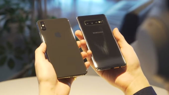 so-sanh-do-ben-samsung-galaxy-s10-plus-iphone-xs-max-xtmobile