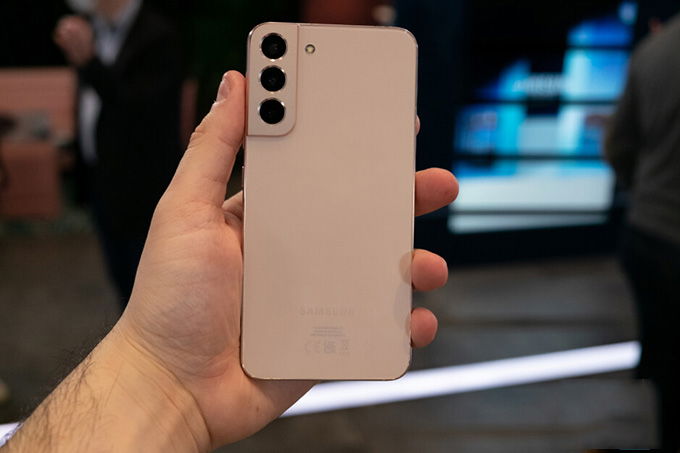 007Win nhà cái Glalaxy S22 Plus so sánh với iPhone 13 Pro ngoại hình